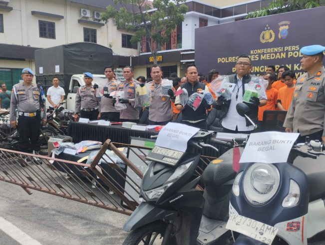 Kapolrestabes Medan Kombes Pol Jean Calvijn Simanjuntak menunjukan barang bukti kasus rayap besi hingga narkoba. [Ari FT News]